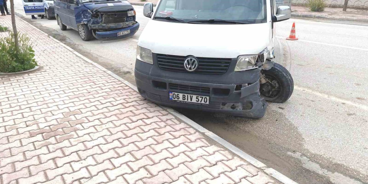 Kulu’da minibüslerin çarpıştığı kaza ucuz atlatıldı