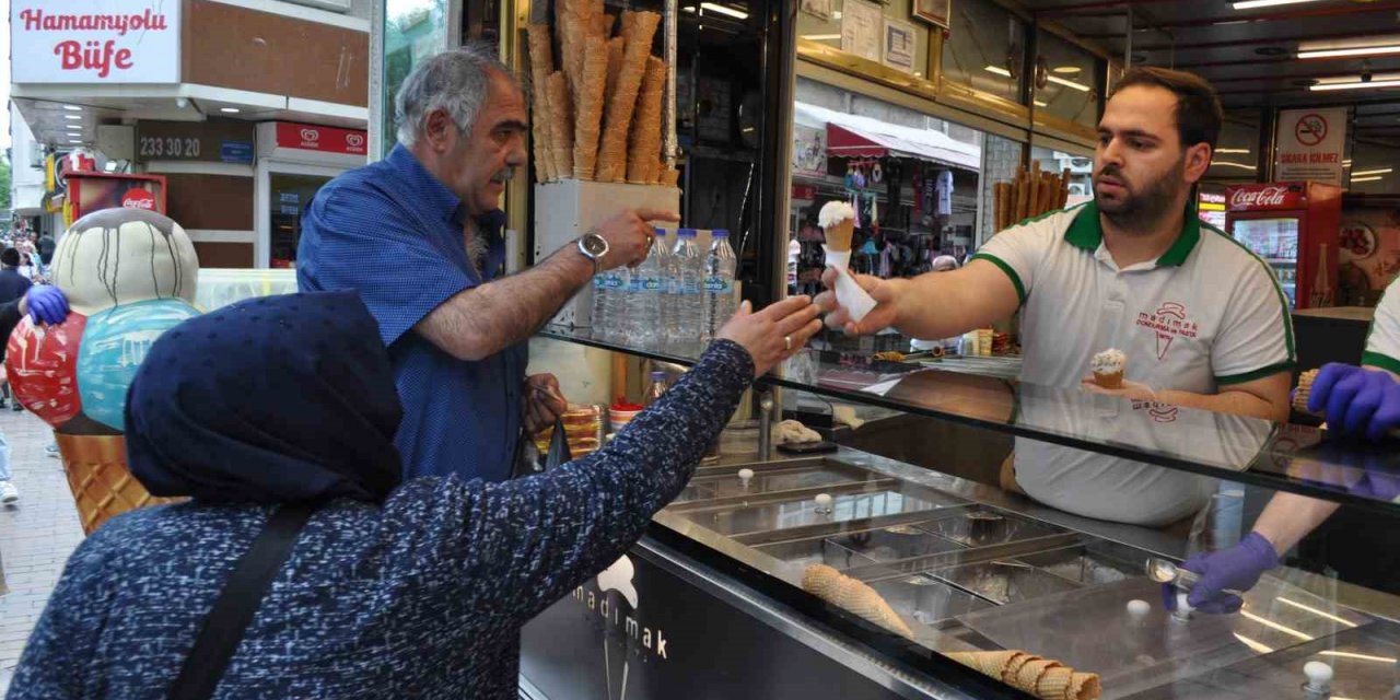 Havaların ısınmasıyla dondurma tezgahları renklendi