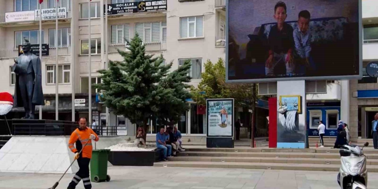 Belediye işçisine meydandaki dev ekrandan sürpriz Babalar Günü kutlaması