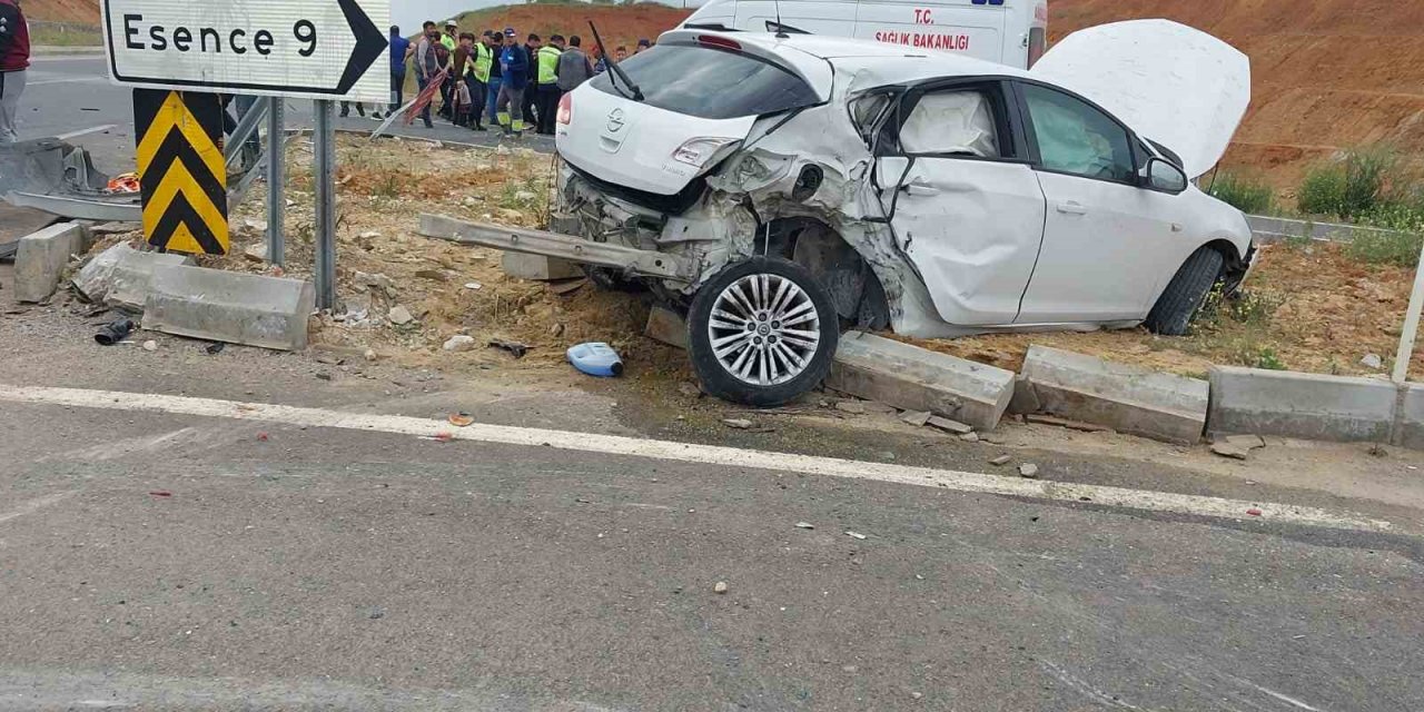 Otomobille çarpışan işçi servis minibüsü devrildi: 12 yaralı