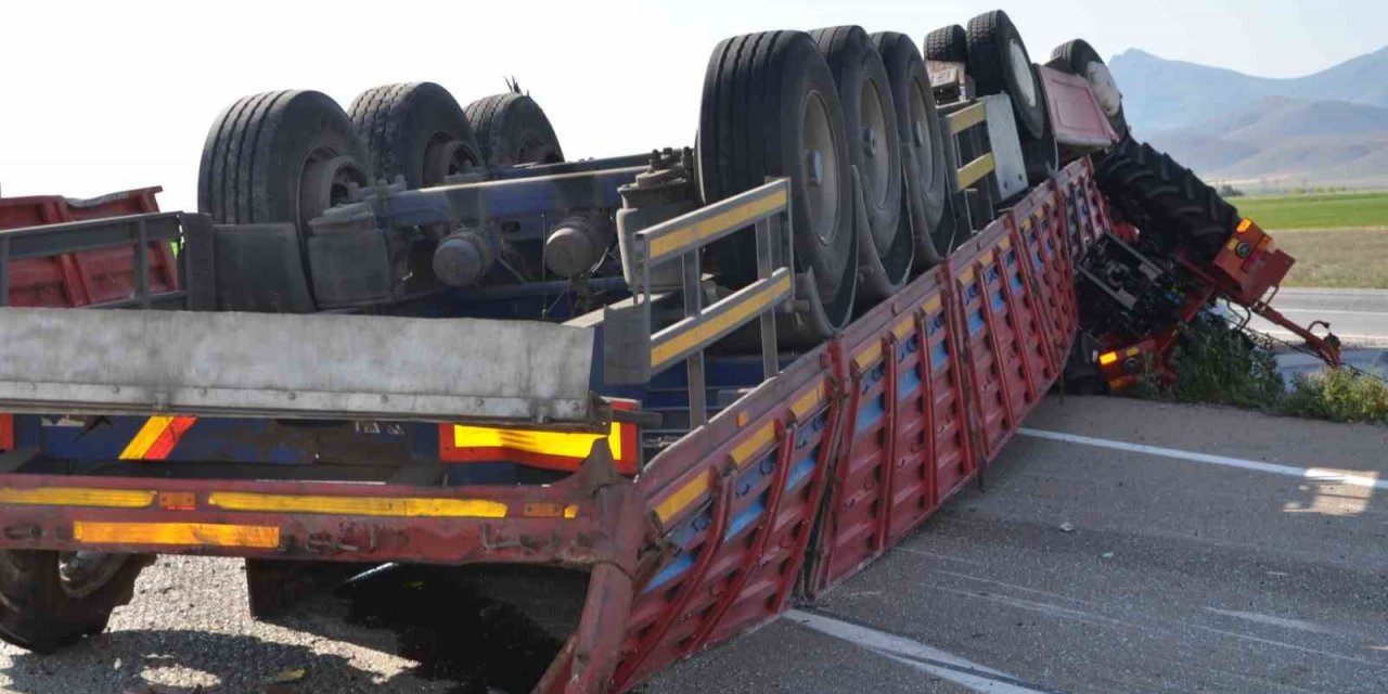 Karapınar'da traktör taşıyan tır devrildi: 1 yaralı