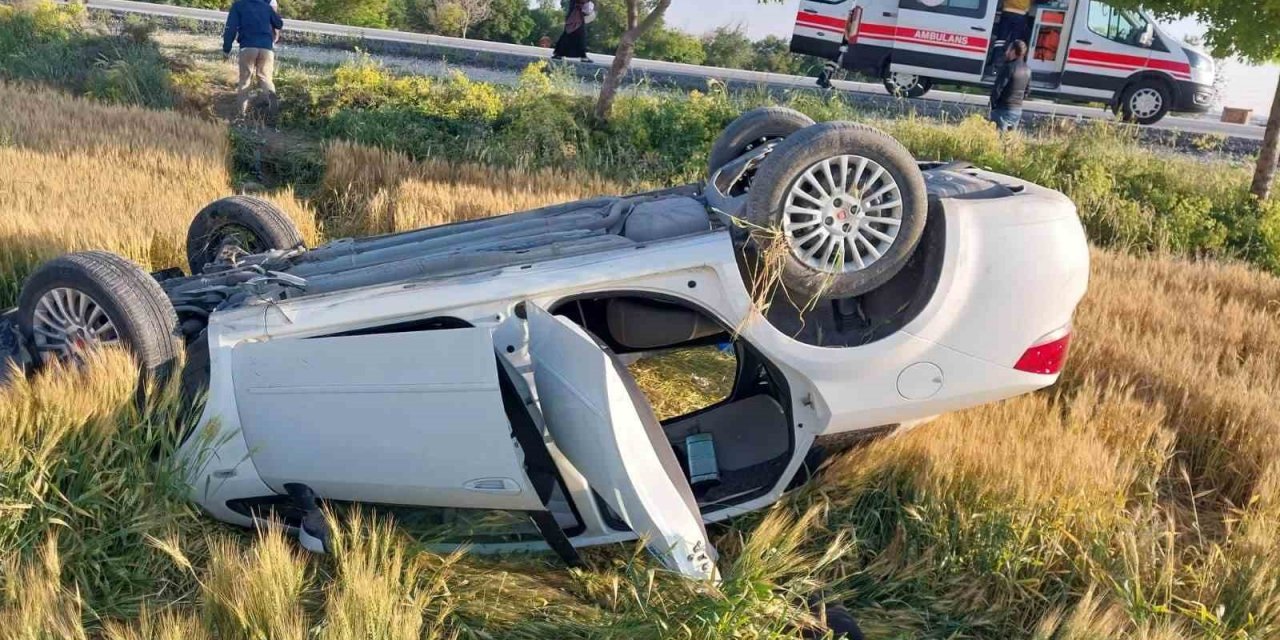 Karapınar'da kontrolden çıkan otomobil buğday tarlasına devrildi: 2’si çocuk 4 yaralı