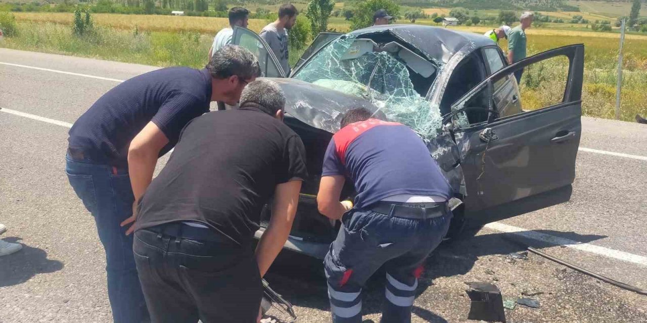 Trafik levhasına çarpan otomobil devrildi: 3 yaralı