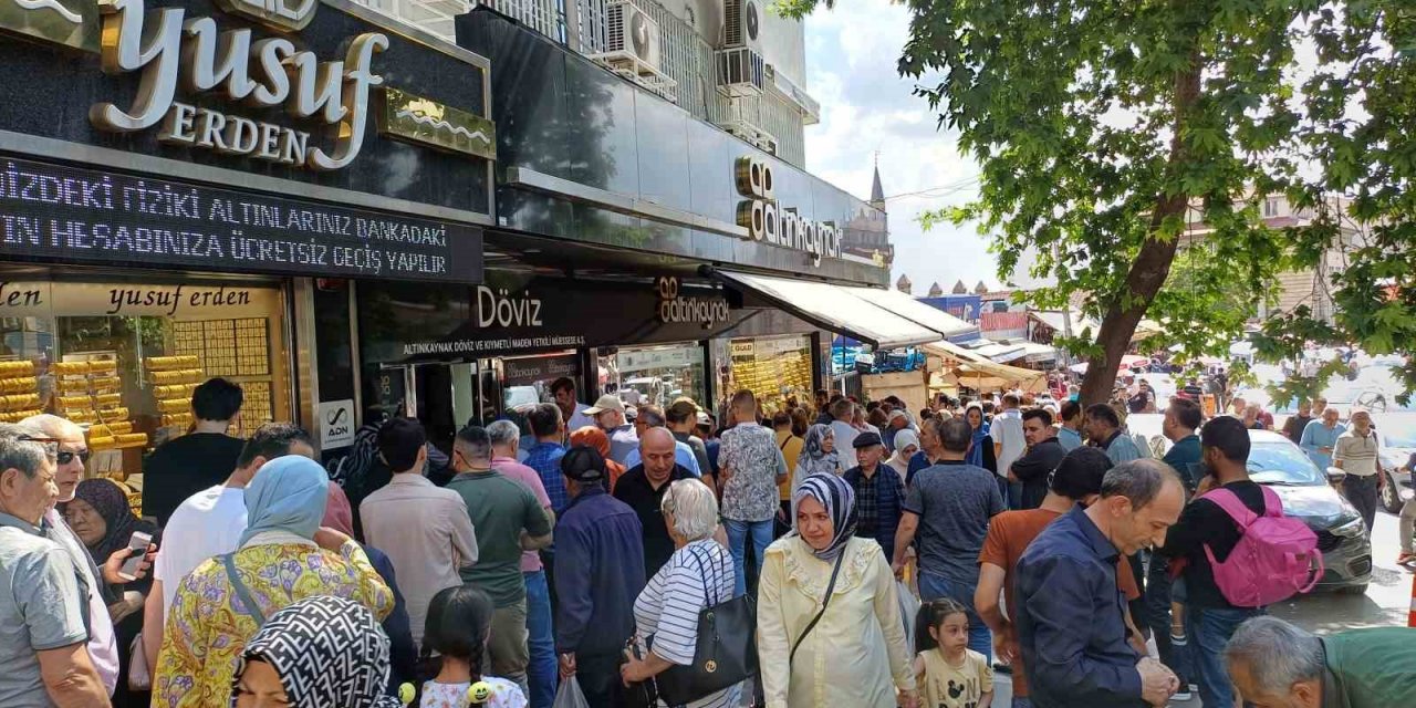 Kurban Bayramı için döviz bozdurmak isteyen vatandaşlar kuyruk oluşturdu