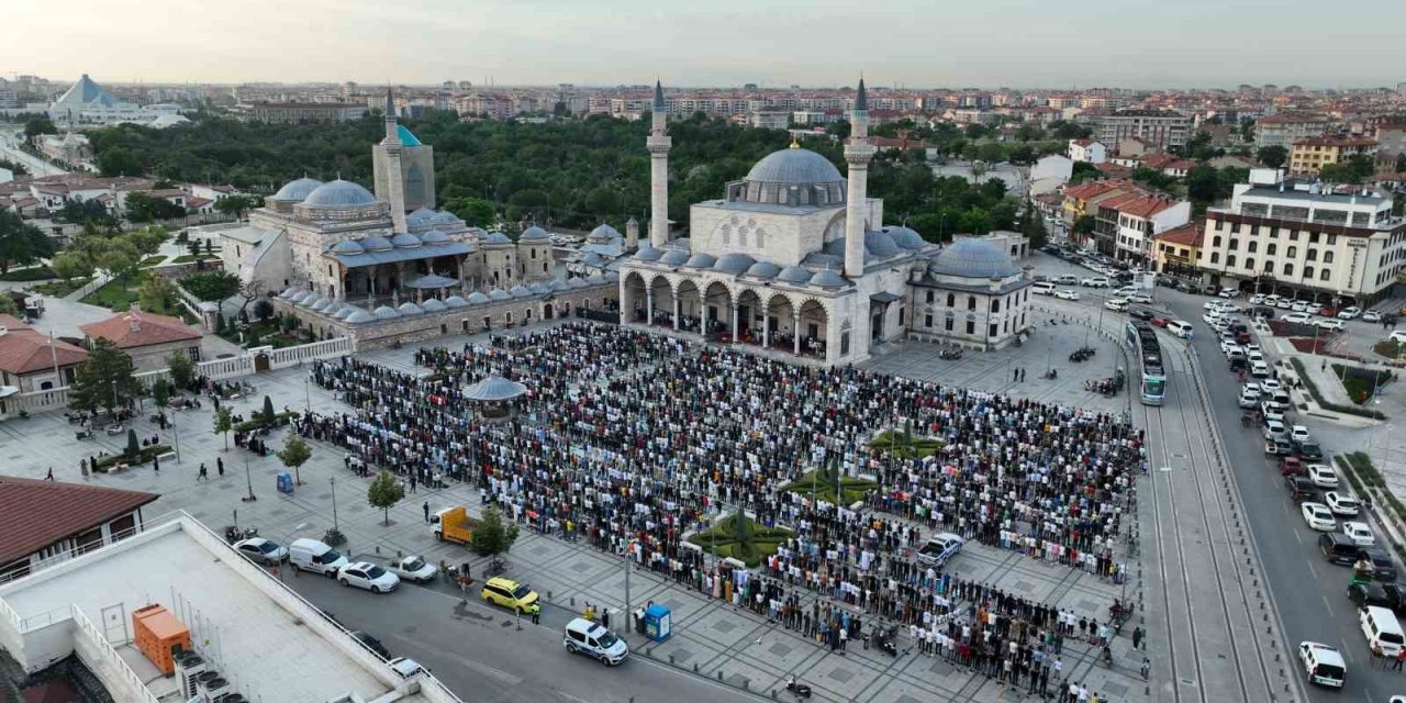 Binlerce kişi bayram namazında Mevlana Meydanı’nı doldurdu