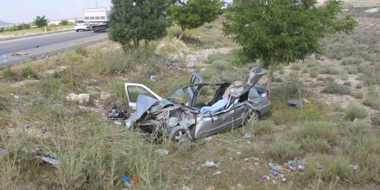 Otomobil kavşaktan dönen çekiciye çarptı: 1 ölü, 3 yaralı