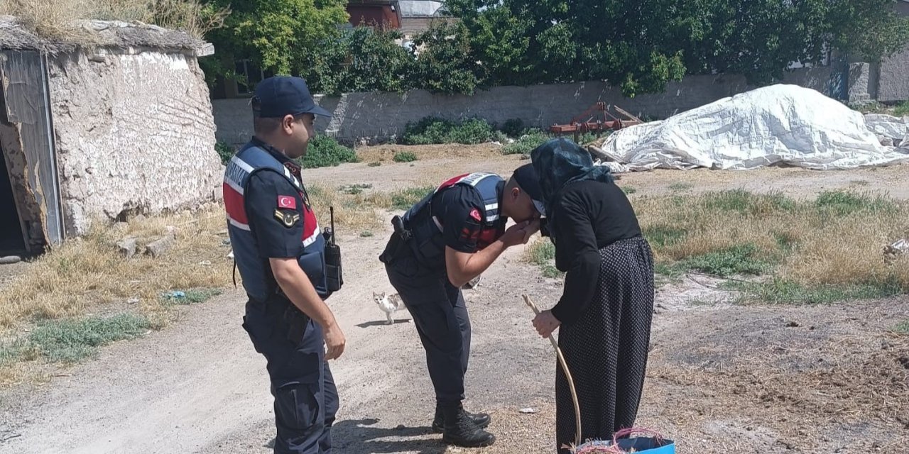 Aksaray Jandarma yaşlıların bayramını kutlayarak ihtiyaçlarını giderdi