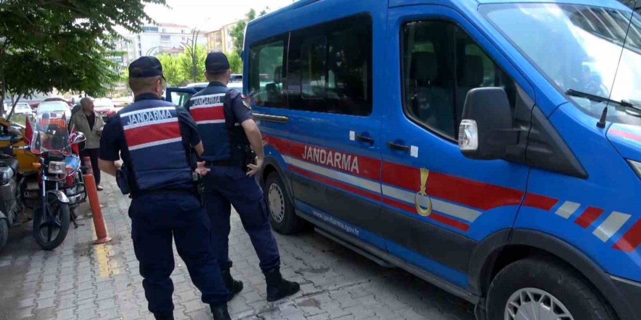 Jandarma 6 ayda 2 bin 897 aranan şahsı yakaladı