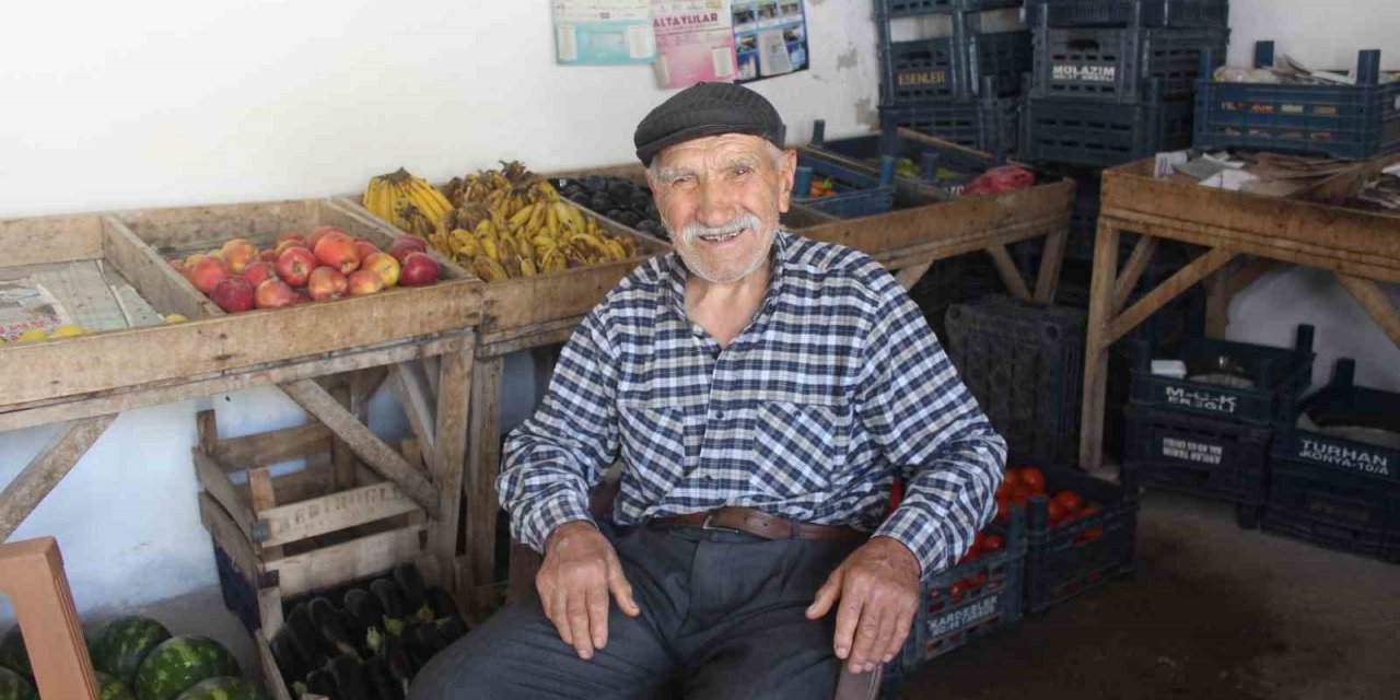 İlerlemiş yaşına rağmen manavlık yaparak gençlere örnek oluyor