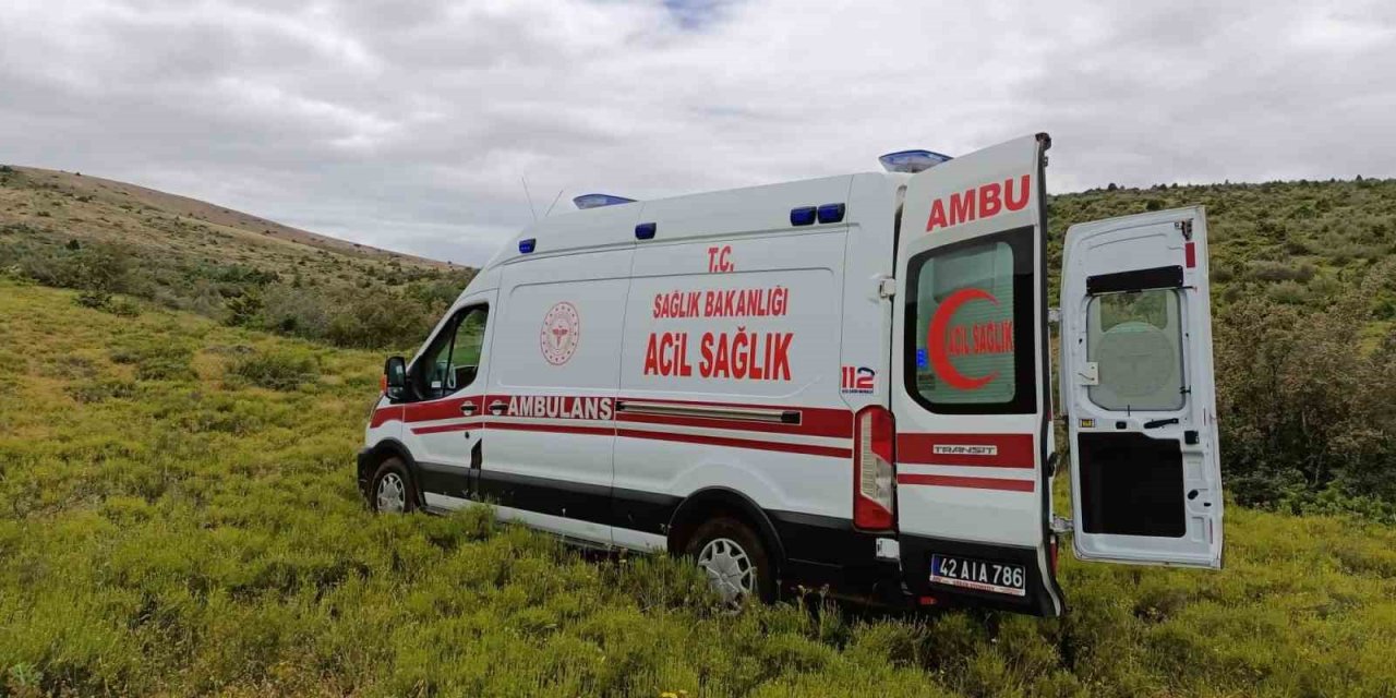 Dağlık alanda ot toplarken bayılan kişi için hava ambulansı havalandı