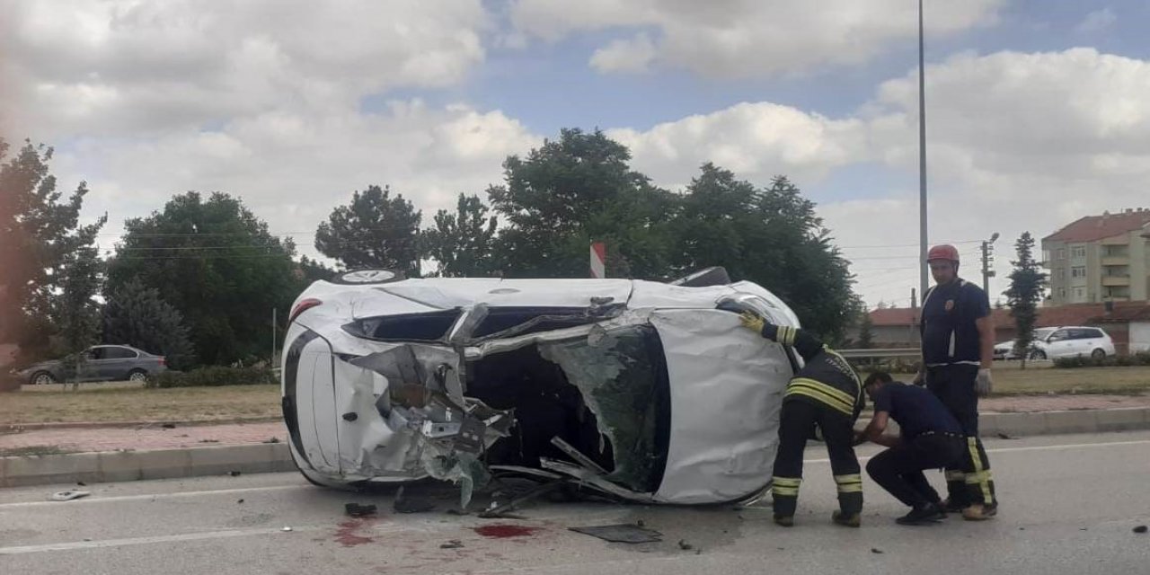 Kavşakta çarpışan otomobillerden biri takla attı: 1’i ağır 3 yaralı