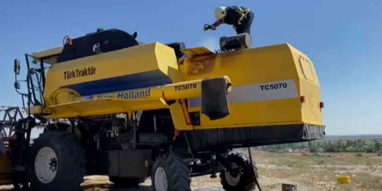 Hasat sırasında arızalanan biçerdöverde çıkan yangın büyümeden söndürüldü