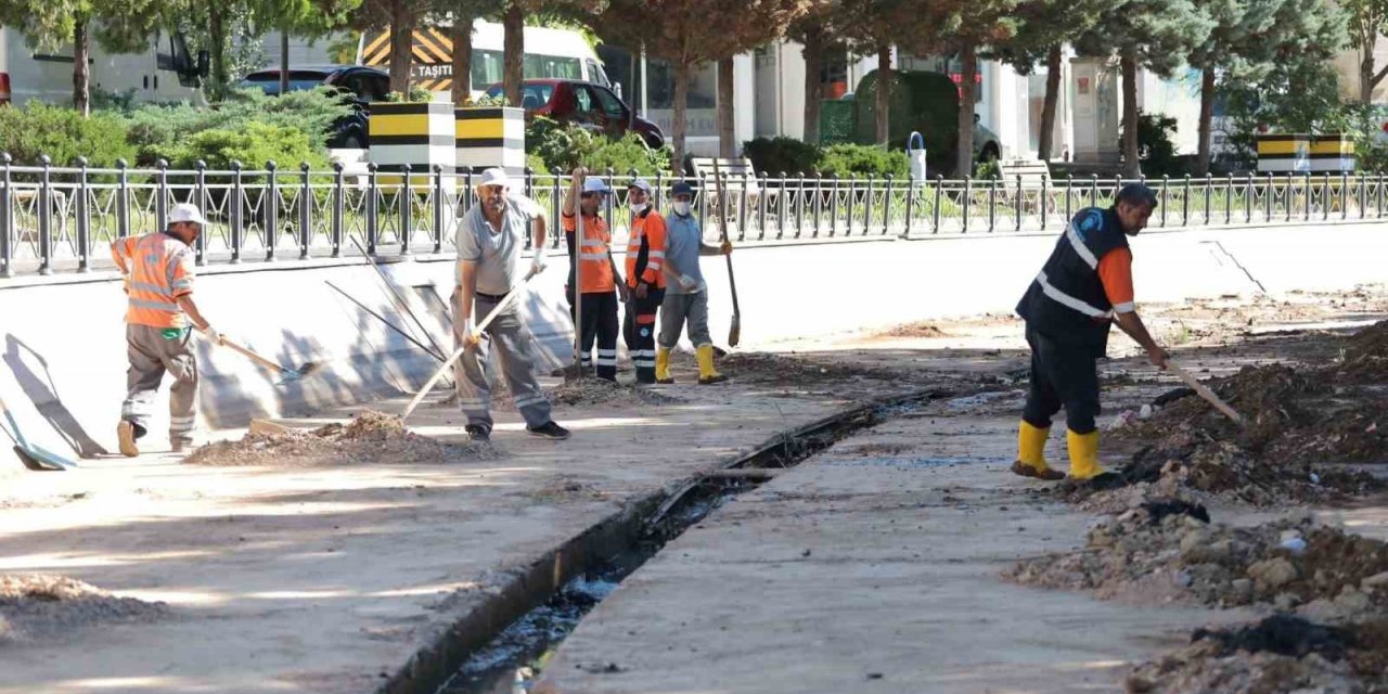 Çöplüğe dönen Uluırmak kanalı belediye tarafından temizleniyor