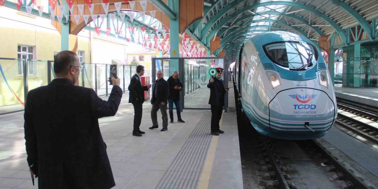 Yüksek Hızlı Tren ile Sivas’a insan akını yaşandı