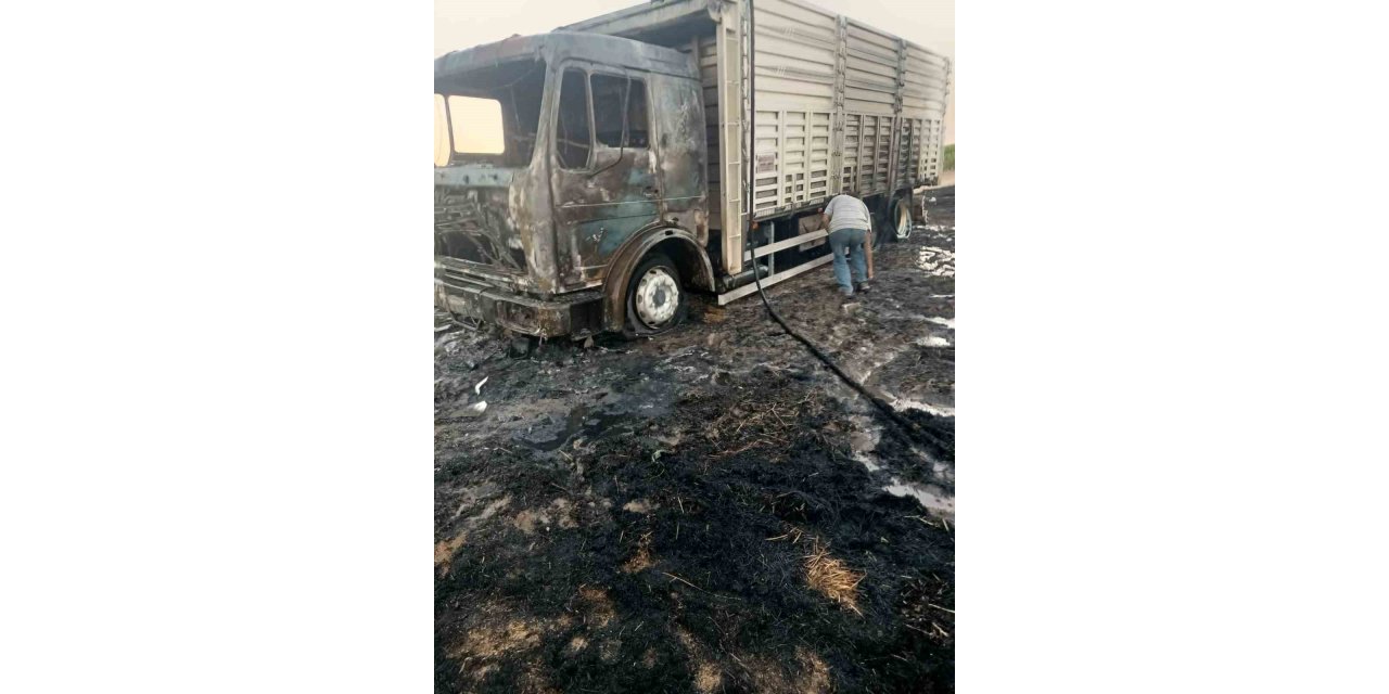 Karapınar'da buğday yüklü kamyon yandı