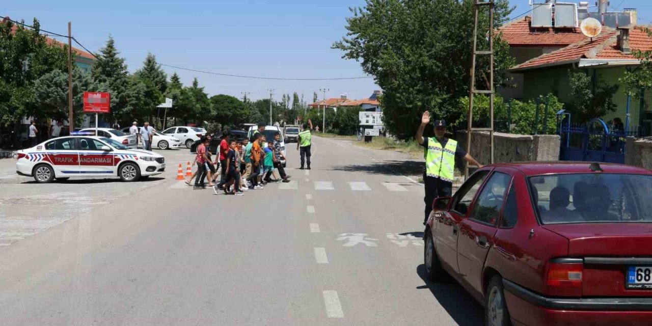 Aksaray jandarmadan “Yaya Önceliği” uygulaması