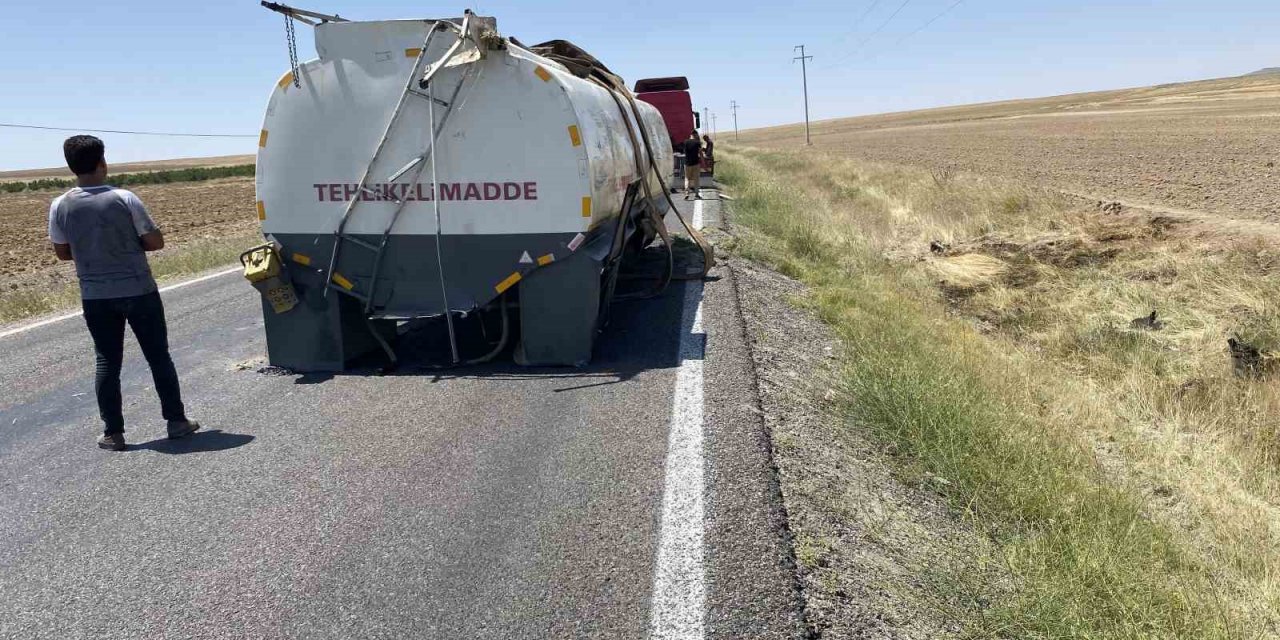 Akaryakıt taşıyan tankerin tankı koparak şarampole devrildi