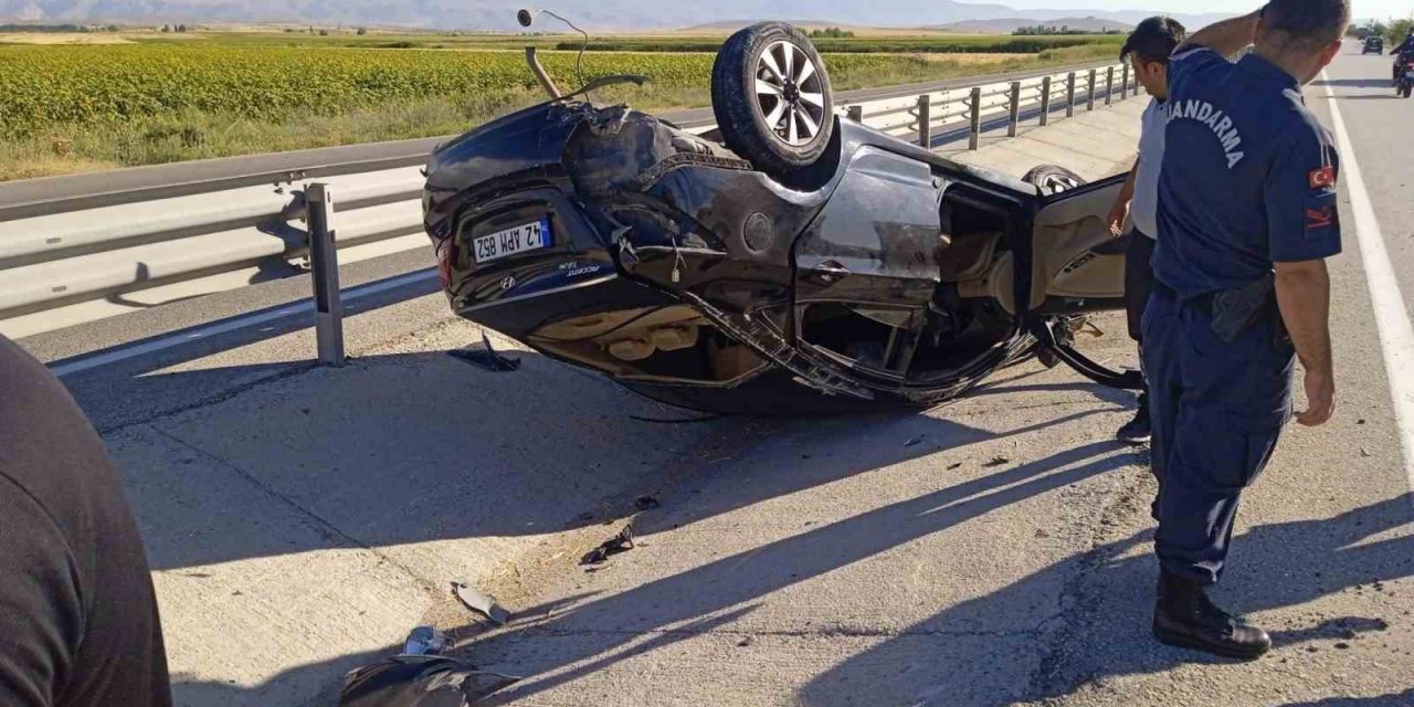 Konya’da otomobil refüje devrildi: 1 yaralı