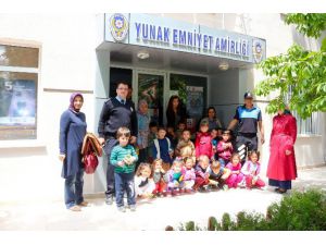 Minik Öğrencilerden Yunak Emniyet Amirliğine Ziyaret