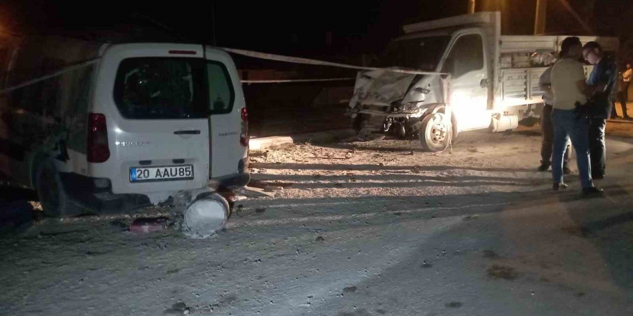 Kamyonet ile hafif ticari araç çarpıştı: 1 ölü, 3 yaralı