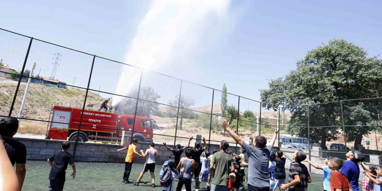 Aksaray’da 41 derece sıcaklıkta bunalanları itfaiye su sıkarak serinletti