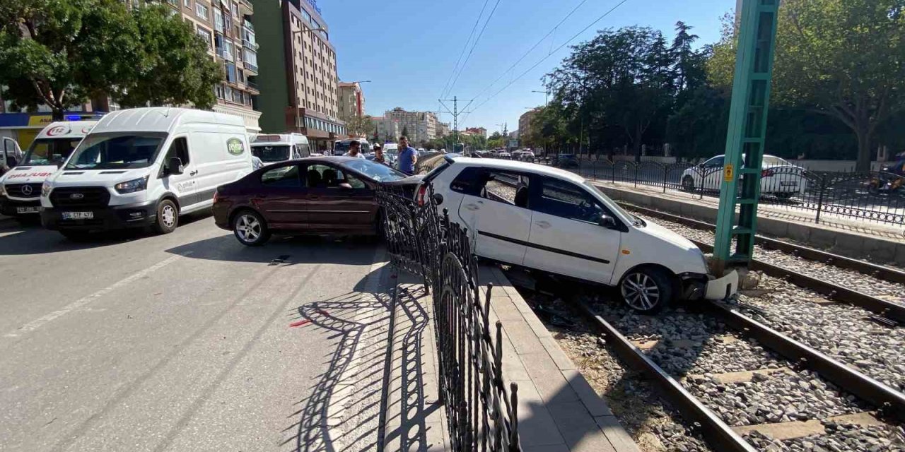 Kaza yapan otomobillerden biri tramvay yoluna düştü: 2 yaralı