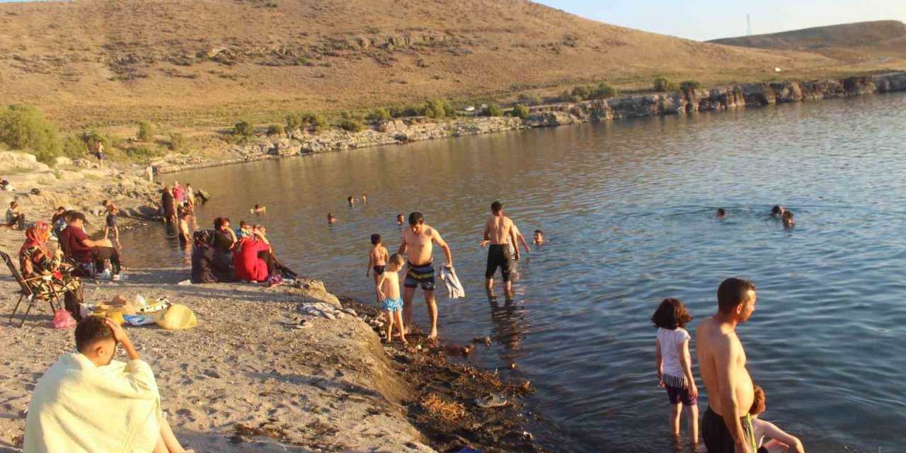 Sıcaklardan bunalan vatandaşlar Acıgöl’de serinledi