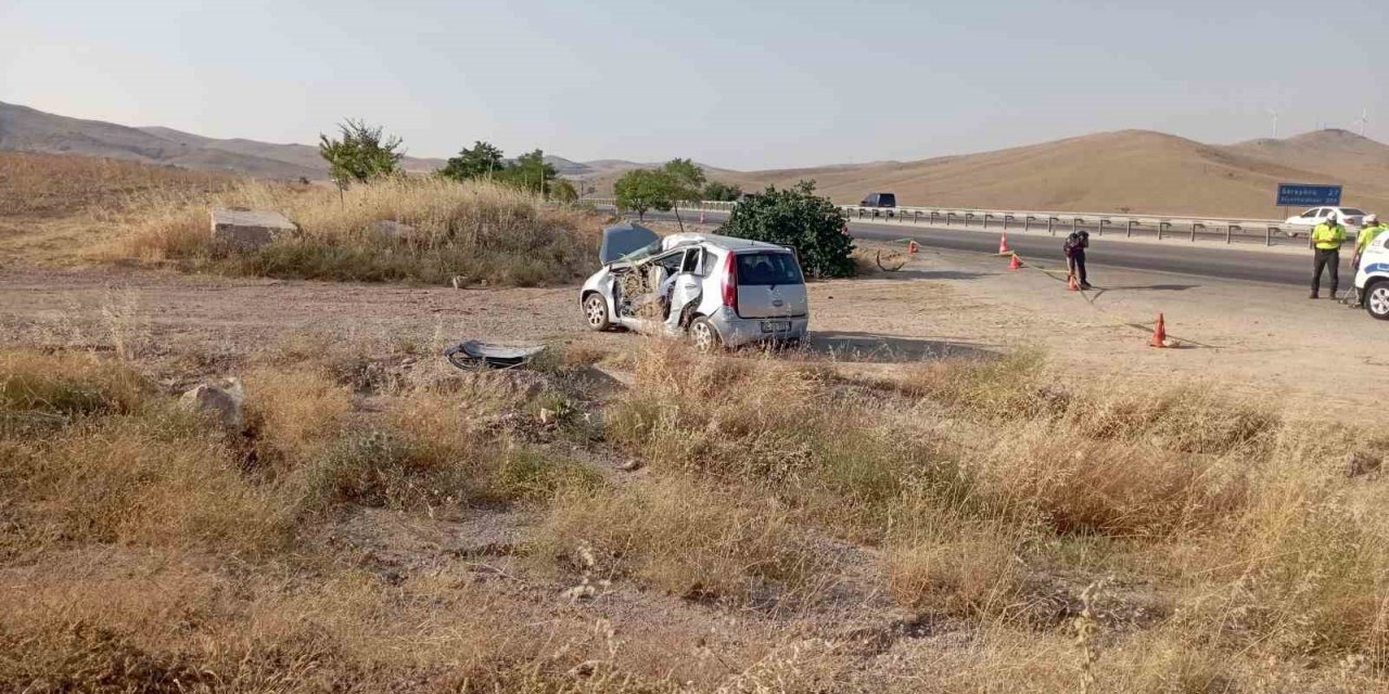 Kaza yapan otomobildeki anne ile çocuğunu ölüm ayırdı