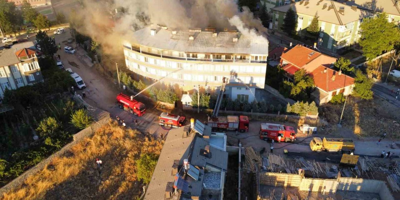 Konya’da 5 katlı binada yangın