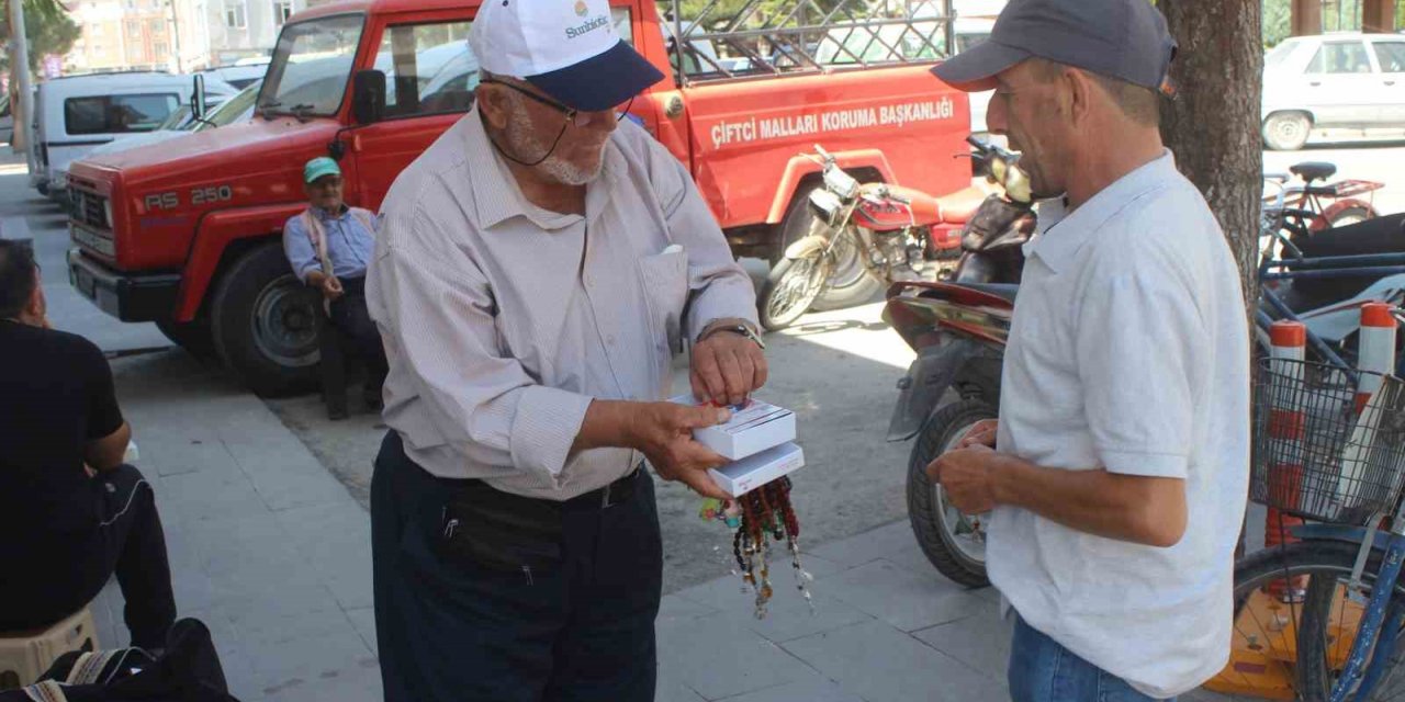 77 yaşında her gün kilometrelerce yürüyerek ekmeğini kazanıyor