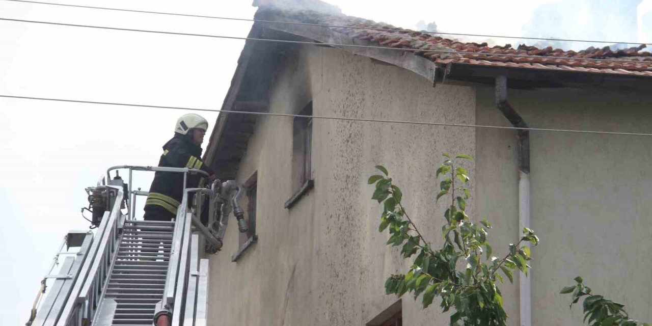 Konserve pişirmek için yakılan ateş çatıda yangın çıkardı