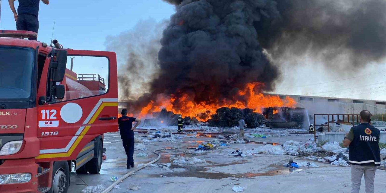 Geri dönüşüm tesisi alev alev yanıyor