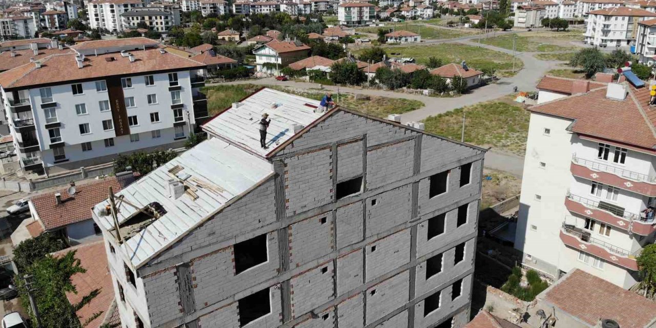 Aksaray’da 5 katlı binanın çatısında ölüme meydan okurcasına çalıştılar