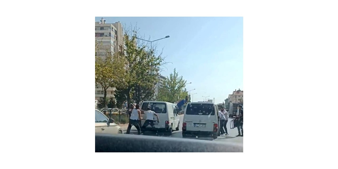 Trafikte tekmeli tokatlı kavga kamerada