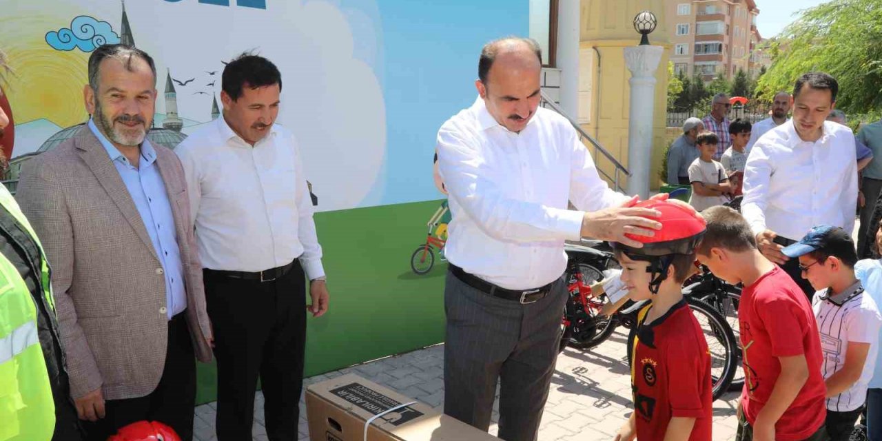 Güle Oynaya Camiye Gel Projesi’nde bisiklet dağıtımı başladı