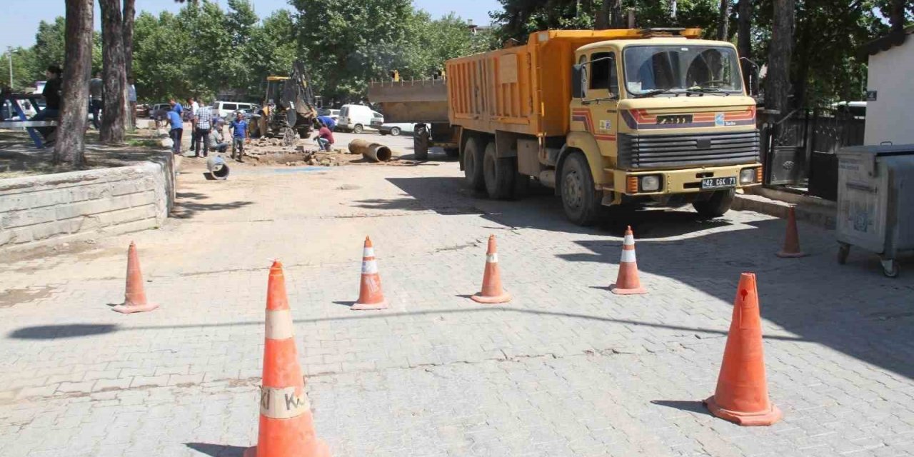 Patlayan su borusunun açtığı çukura otomobil düştü