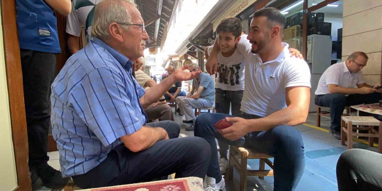 Çay tepsisini havada çevirmek isteyen çaycı çırağının sakarlık anları kamerada