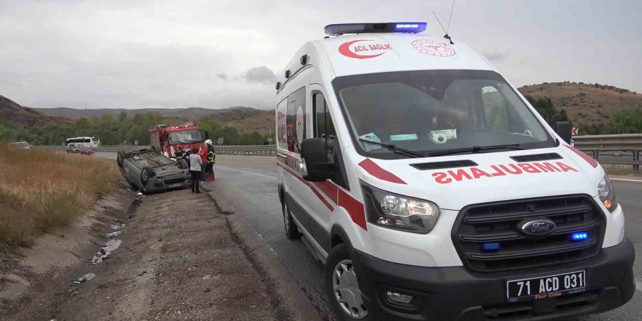 Yağmur sebebiyle kayganlaşan yolda otomobil takla attı: 3 yaralı