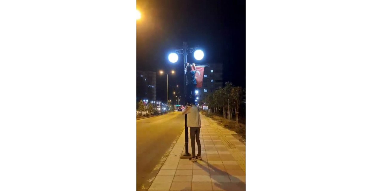 Gençlerin bayrak hassasiyeti duygulandırdı