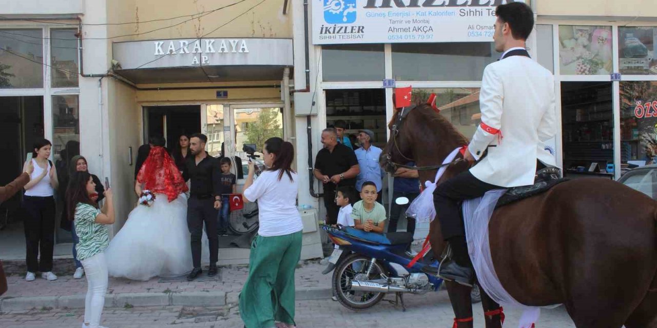 Vinçle evlilik teklif etti, gelin almaya at üstünde geldi