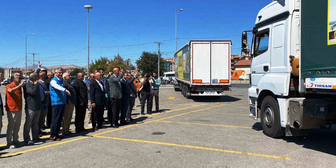 Konya’dan Hatay’a 100 çiftin düğünü için çeyiz yardımları tırlarla yola çıktı