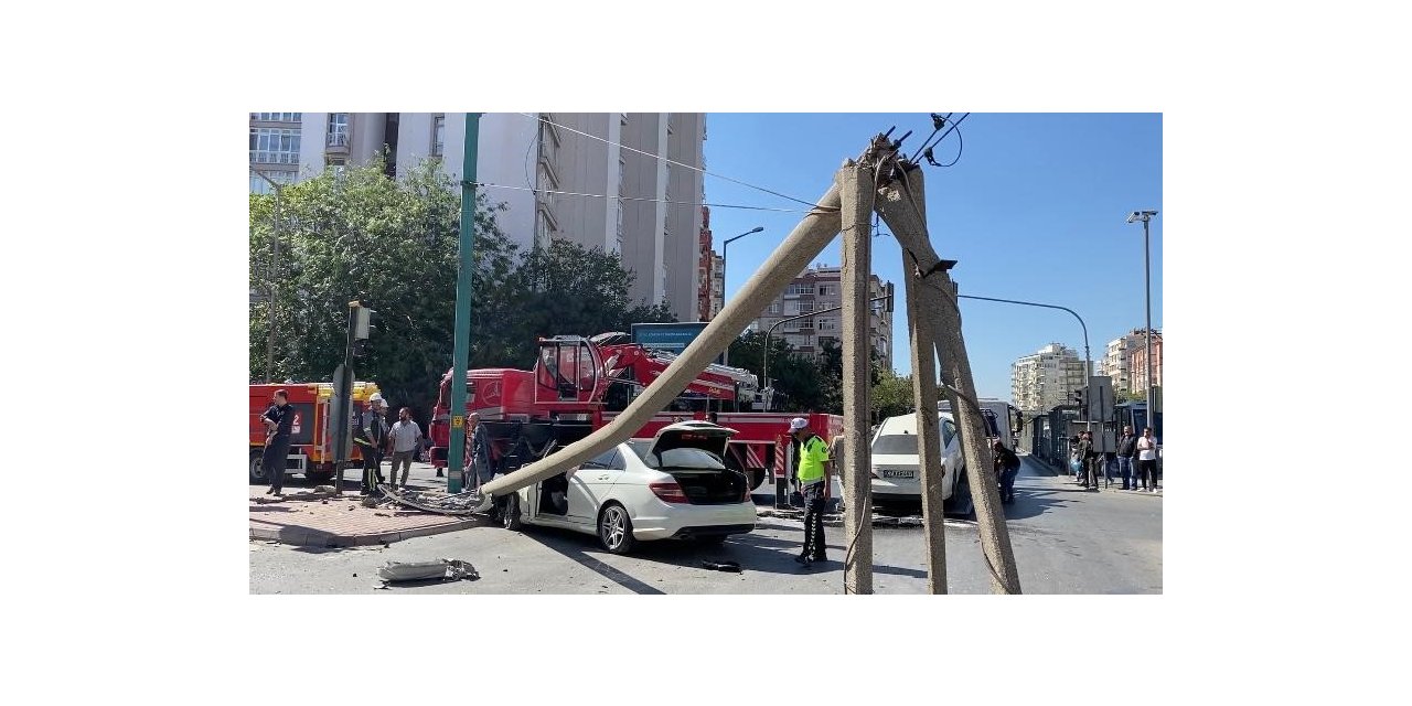 Otomobilin çarptığı direk, tramvay hattının tellerine devrildi: 1 yaralı