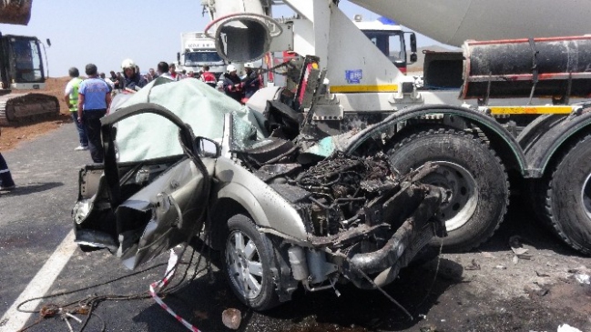 Aksaray’da Otomobil Beton Mikserine Çaptı: 3 Ölü, 1 Yaralı