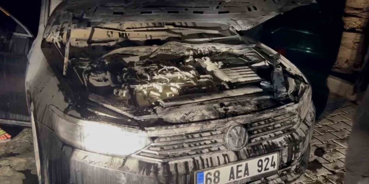 Aksaray’da seyir halindeki otomobilin motor bölümü yandı