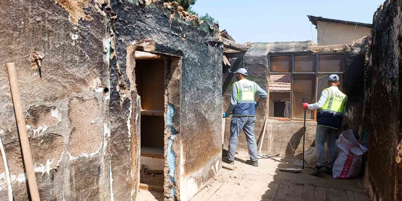 Başkan Kavuş, evi yanan Ayşe teyzeye sahip çıktı