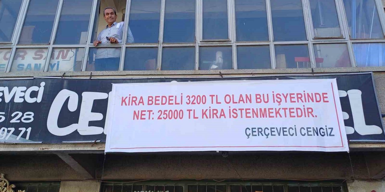 Kiraya yüzde 500 zam isteyen iş yeri sahibine dükkana astığı pankartla isyan etti