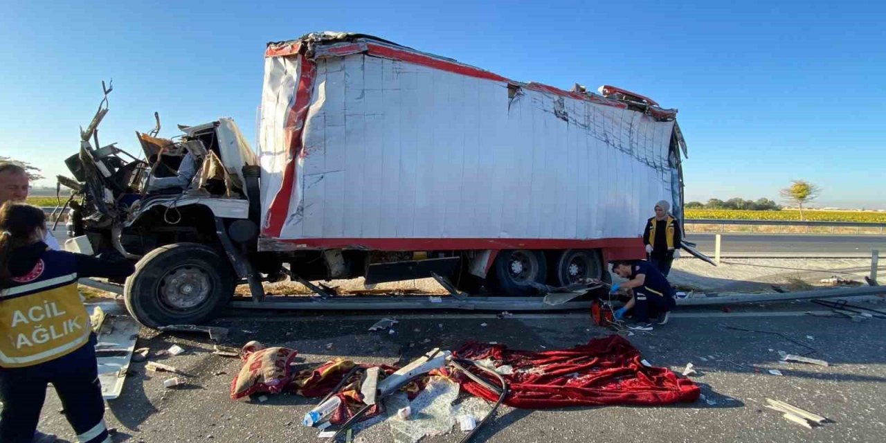 Konya’da kamyon bariyerlere çarptı: 1 ölü, 1 yaralı