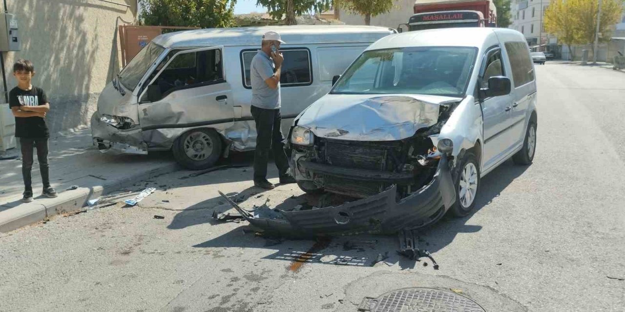 Konya’da kamyonet ile hafif ticari araç çarpıştı: 2 yaralı