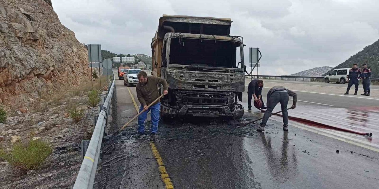 Kireç taşı yüklü hafriyat kamyonu seyir halindeyken yandı