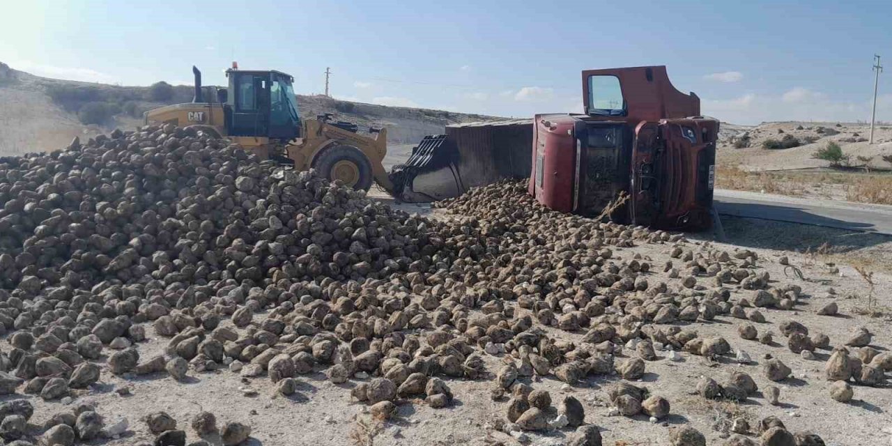 Konya’da pancar yüklü tır devrildi: 2 yaralı